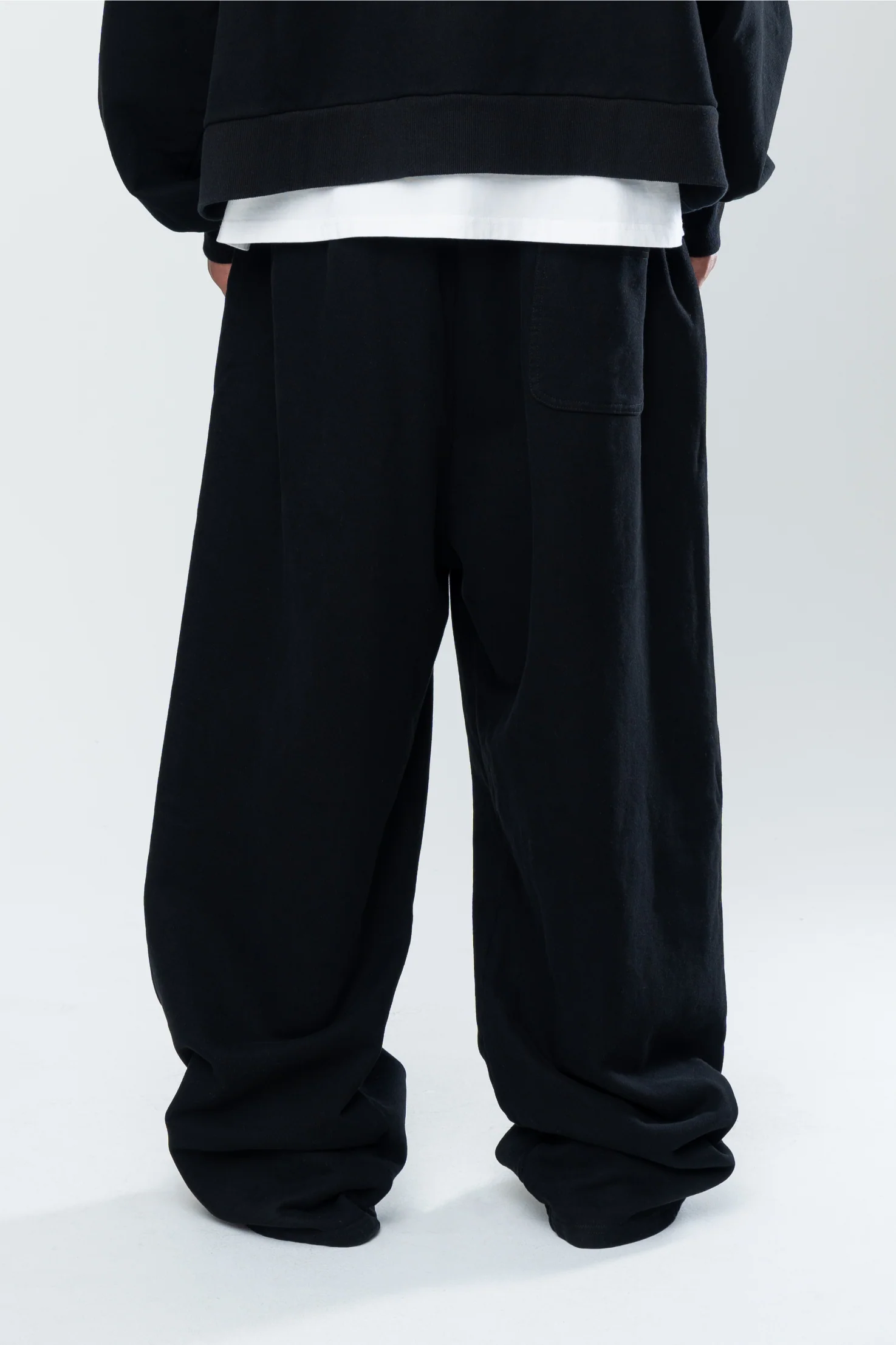 BASICS BAGGY SWEATS - BLACK - Image 4