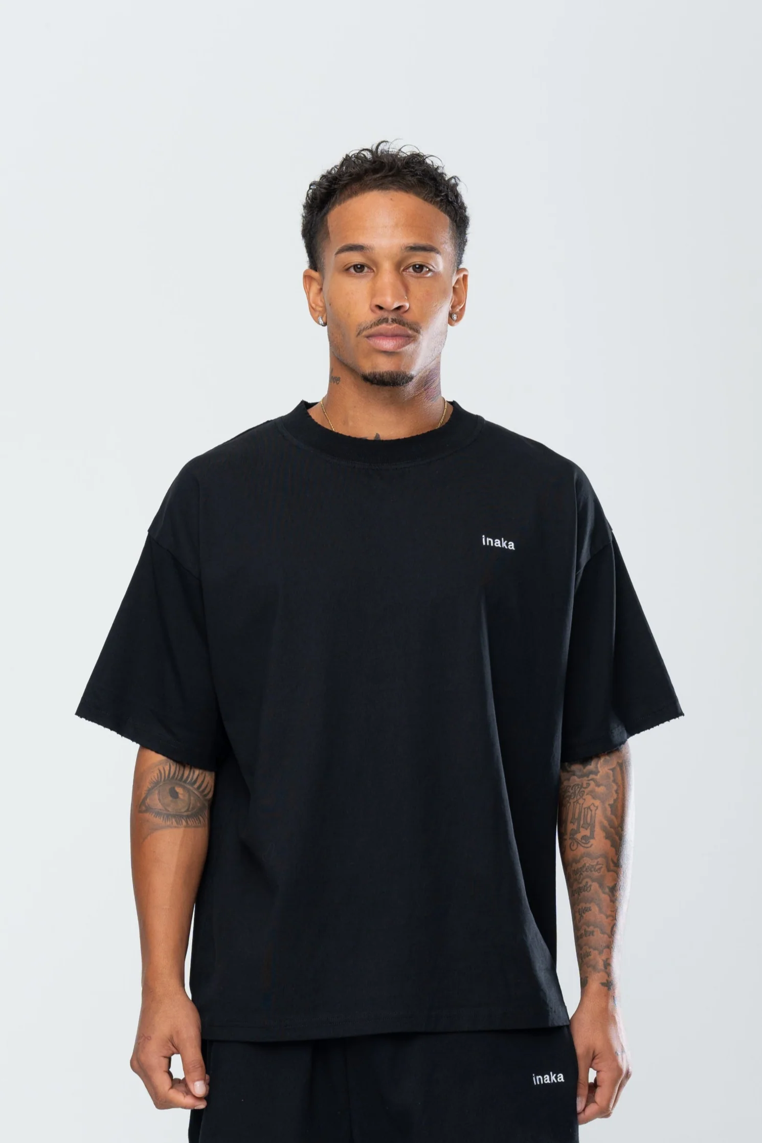 BASICS DISTRESSED TEE - BLACK