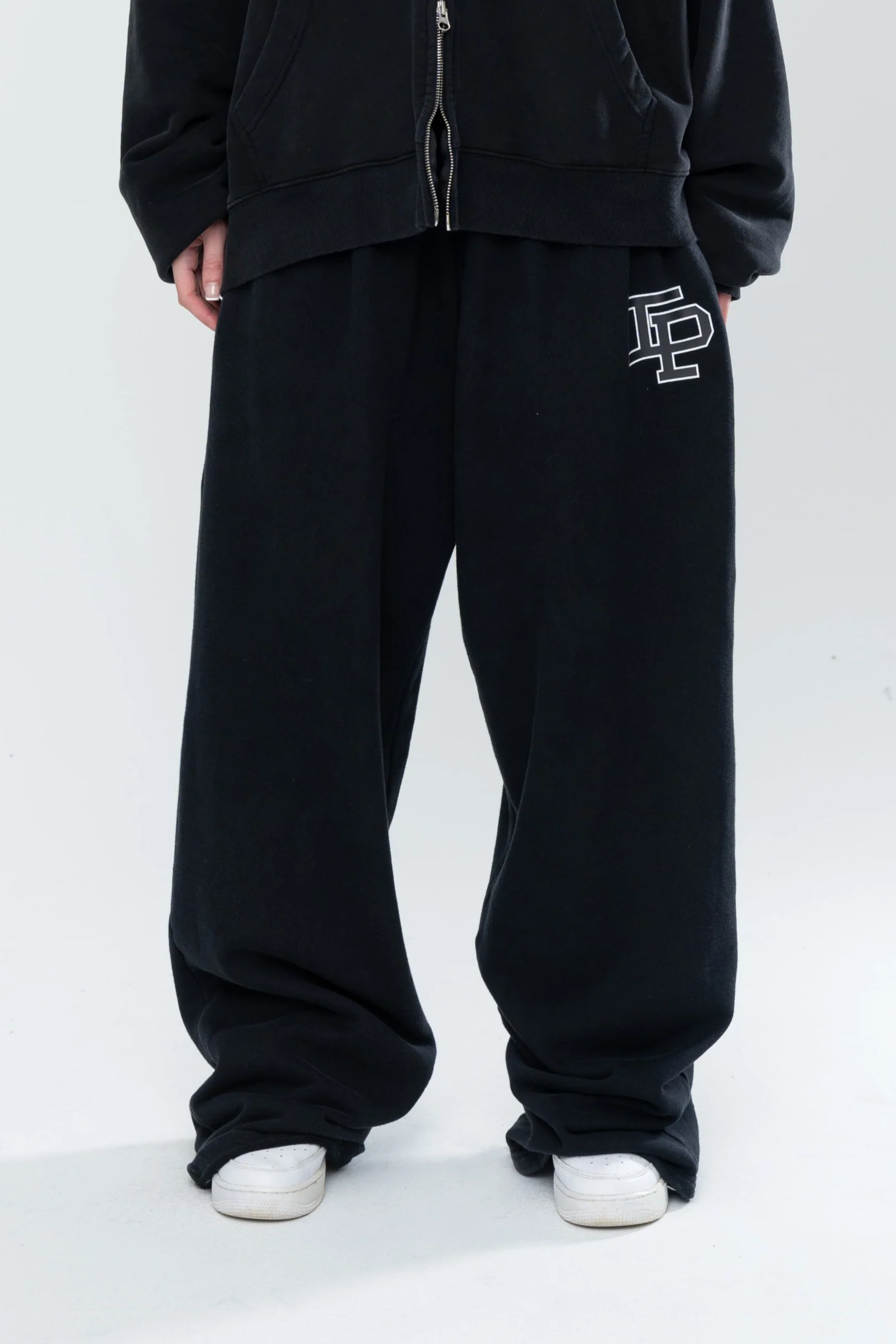 CLASSIC BAGGY SWEATS - BLACK - Image 9